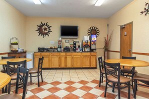 Free daily continental breakfast - Econo Lodge Kent - Akron West (Kent)