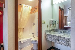 Shower, hair dryer, towels - Econo Lodge Kent - Akron West (Kent)