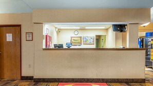 Ein Empfangstresen mit einem Schild, auf dem 'EconoLodge' steht, und einem Rauchverbotsschild an der Wand.