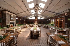 ランチ、ディナーに営業