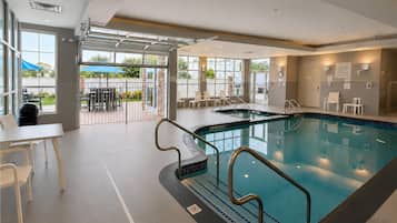 Kolam renang indoor
