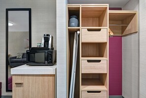 低刺激性寝具、セーフティボックス (室内)、デスク、ノートパソコン用作業スペース