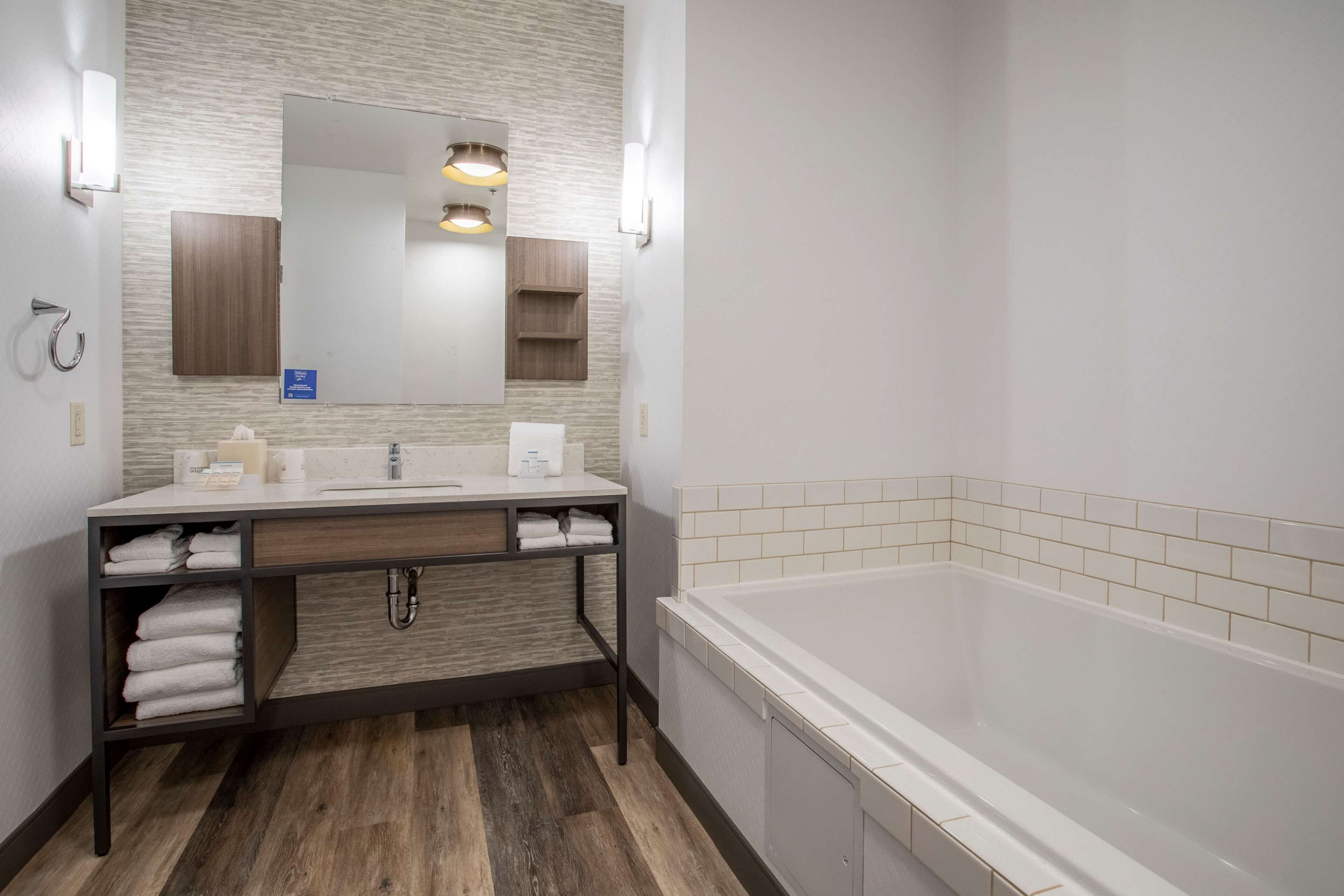 one king delux evolution suite | bathroom | bathtub, free toiletries, hair dryer, towels