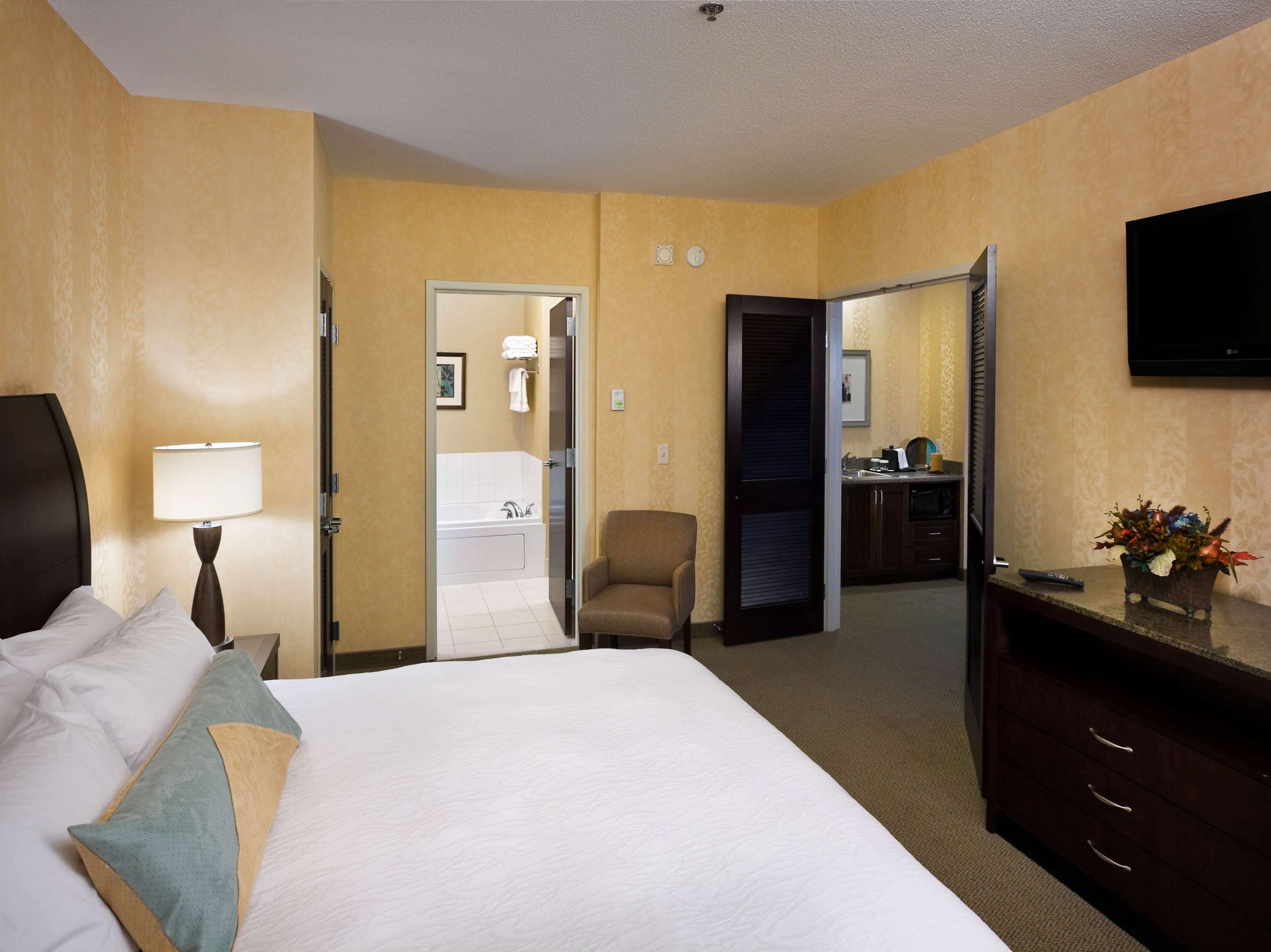 one king delux evolution suite | in-room safe, desk, iron/ironing board, free cots/infant beds