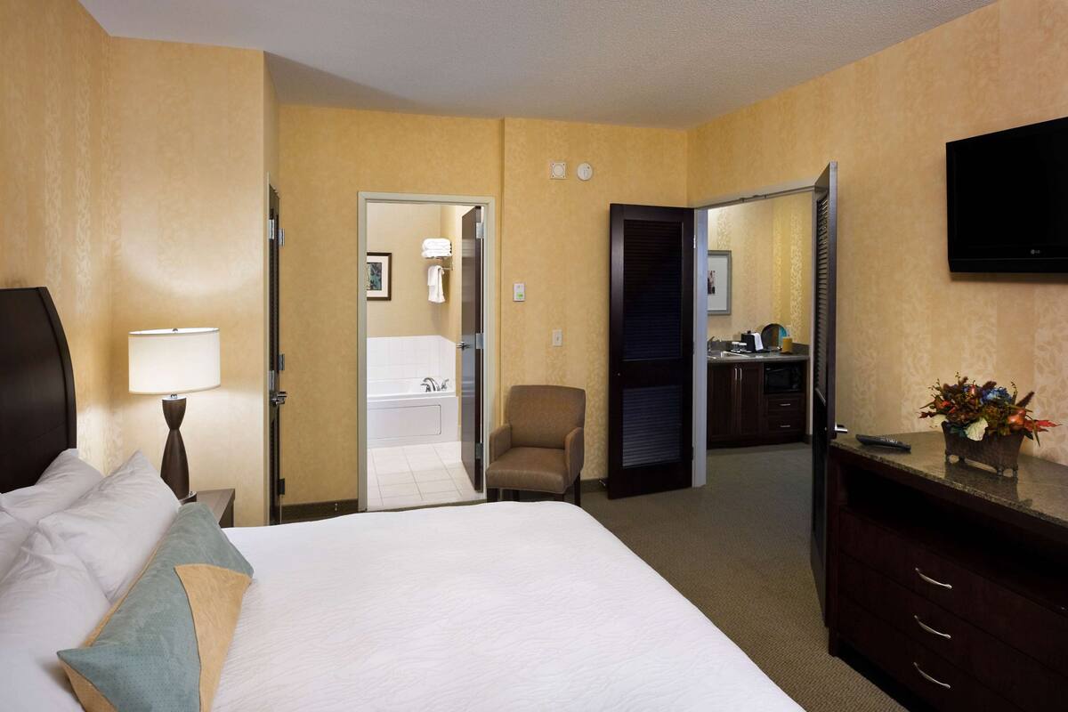 one king delux evolution suite | in-room safe, desk, iron/ironing board, free cots/infant beds