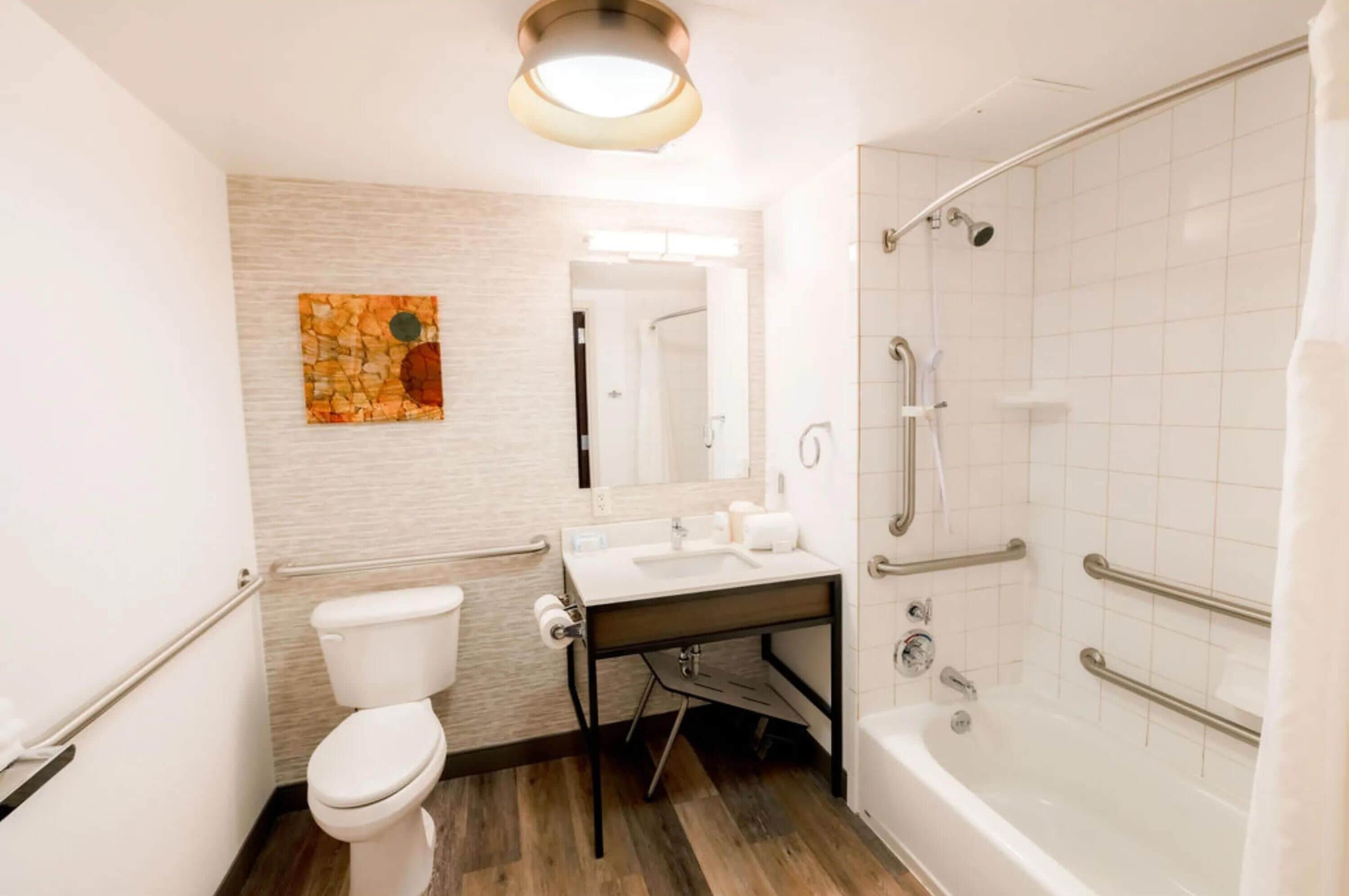 Une salle de bain moderne équipée de toilettes, d’un lavabo et d’une douche.