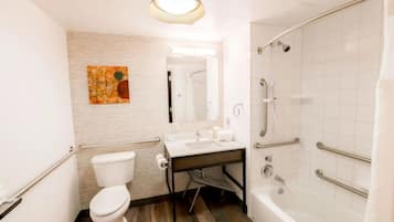 Une salle de bain moderne équipée de toilettes, d’un lavabo et d’une douche.