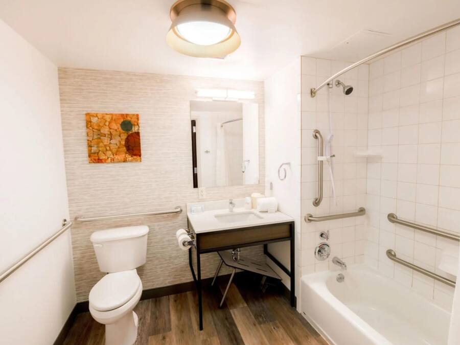 Une salle de bain moderne équipée de toilettes, d’un lavabo et d’une douche.
