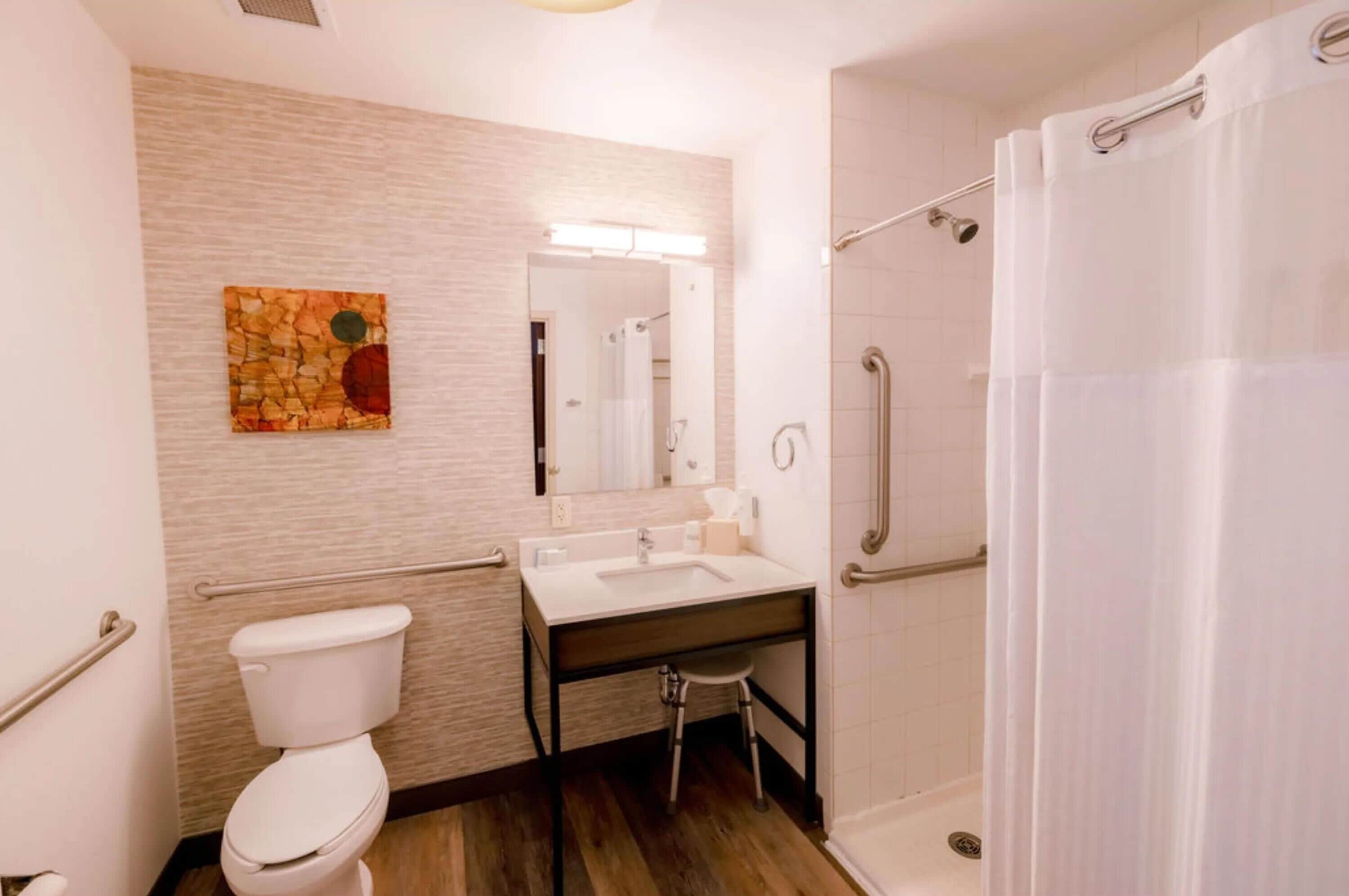 Un bagno con WC, lavandino e doccia.