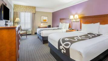 Kamar, 2 Tempat Tidur Queen, Bebas Asap Rokok | Seprai premium, meja kerja, dan setrika/meja setrika