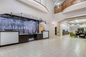Lobby - La Quinta Inn & Suites by Wyndham Gainesville (Gainesville)
