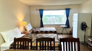 Habitación individual clásica, 2 camas Queen size | 1 habitación, escritorio y espacio para trabajar con laptop