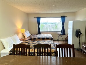 Classic-Einzelzimmer, 2 Queen-Betten | 1 Schlafzimmer, Schreibtisch, laptopgeeigneter Arbeitsplatz