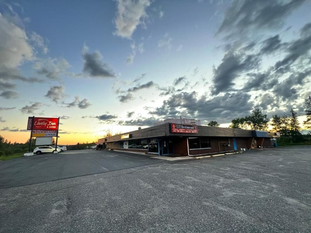 En kommersiell byggnad med en skylt för en restaurang och ett motell.
