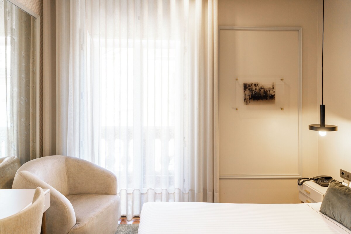 Senger med overmadrass, skrivebord, lydisolert og wi-fi (inkludert)