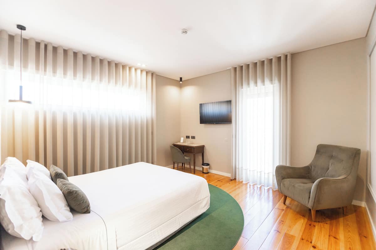 Pillowtop beds, desk, soundproofing, WiFi (free)