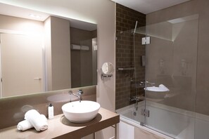 Deluxe-Zweibettzimmer | Badezimmer | Dusche, kostenlose Toilettenartikel, Haartrockner, Handtücher