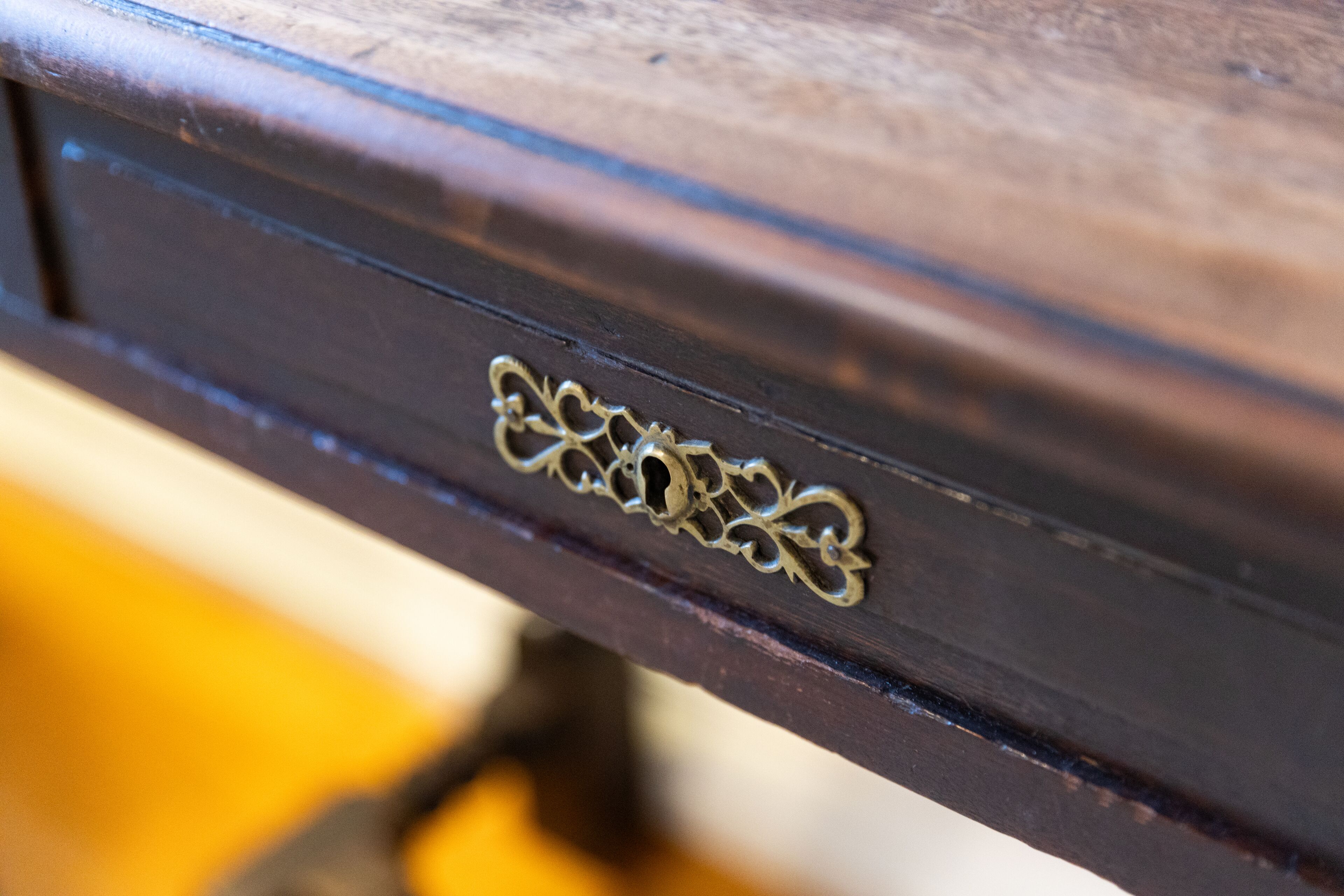Primer plano de un cajón de madera con elegantes tiradores de metal.