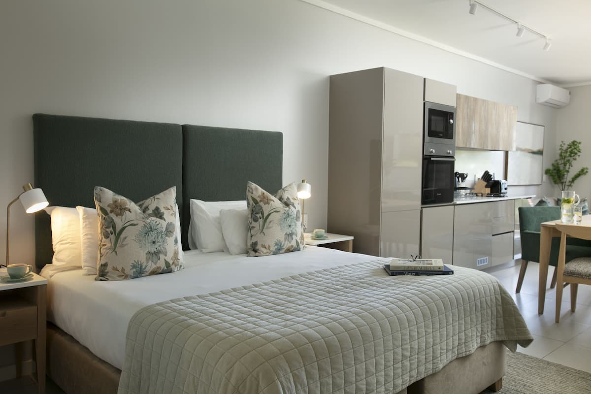 Superior Suite | 2 bedrooms, in-room safe, soundproofing, iron/ironing board