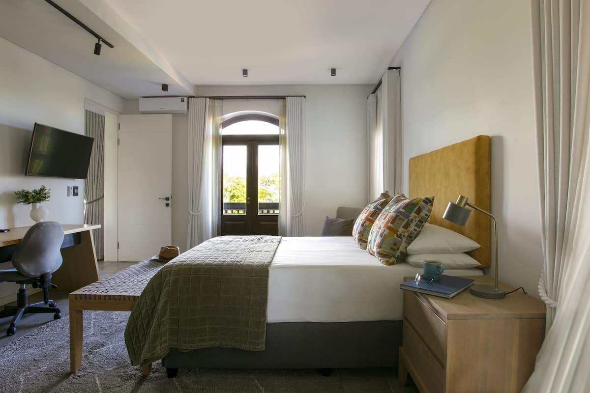 Executive Suite, 2 Bedrooms | 2 bedrooms, in-room safe, soundproofing, iron/ironing board
