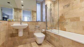 Estudio estándar | Baño | Ducha y bañera combinadas y artículos de higiene personal gratuitos