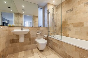 Bañera con ducha, artículos de tocador gratuitos, secador de pelo