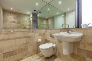 Bañera con ducha, artículos de tocador gratuitos, secador de pelo