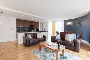 Apartemen, 2 kamar tidur (6 Person) | Area keluarga | TV layar datar