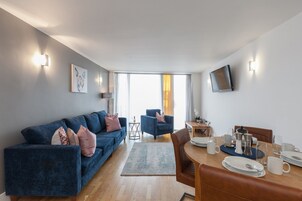 Apartemen, 2 kamar tidur | Area keluarga | TV layar datar