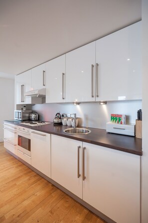 Apartamento, 2 habitaciones (6 Person) | Cocina privada | Frigorífico, microondas, horno y placa de cocina