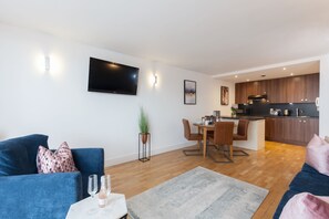 Apartamento, 2 habitaciones | Zona de estar | Una televisión de pantalla plana