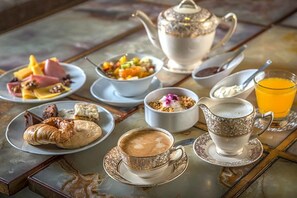 Free daily full breakfast - Huentala Hotel (Mendoza)