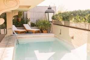 Outdoor pool, pool umbrellas, lifeguards on site - Huentala Hotel (Mendoza)