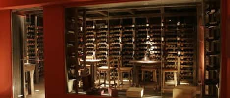 Una biblioteca con estanterías y mesas de lectura.