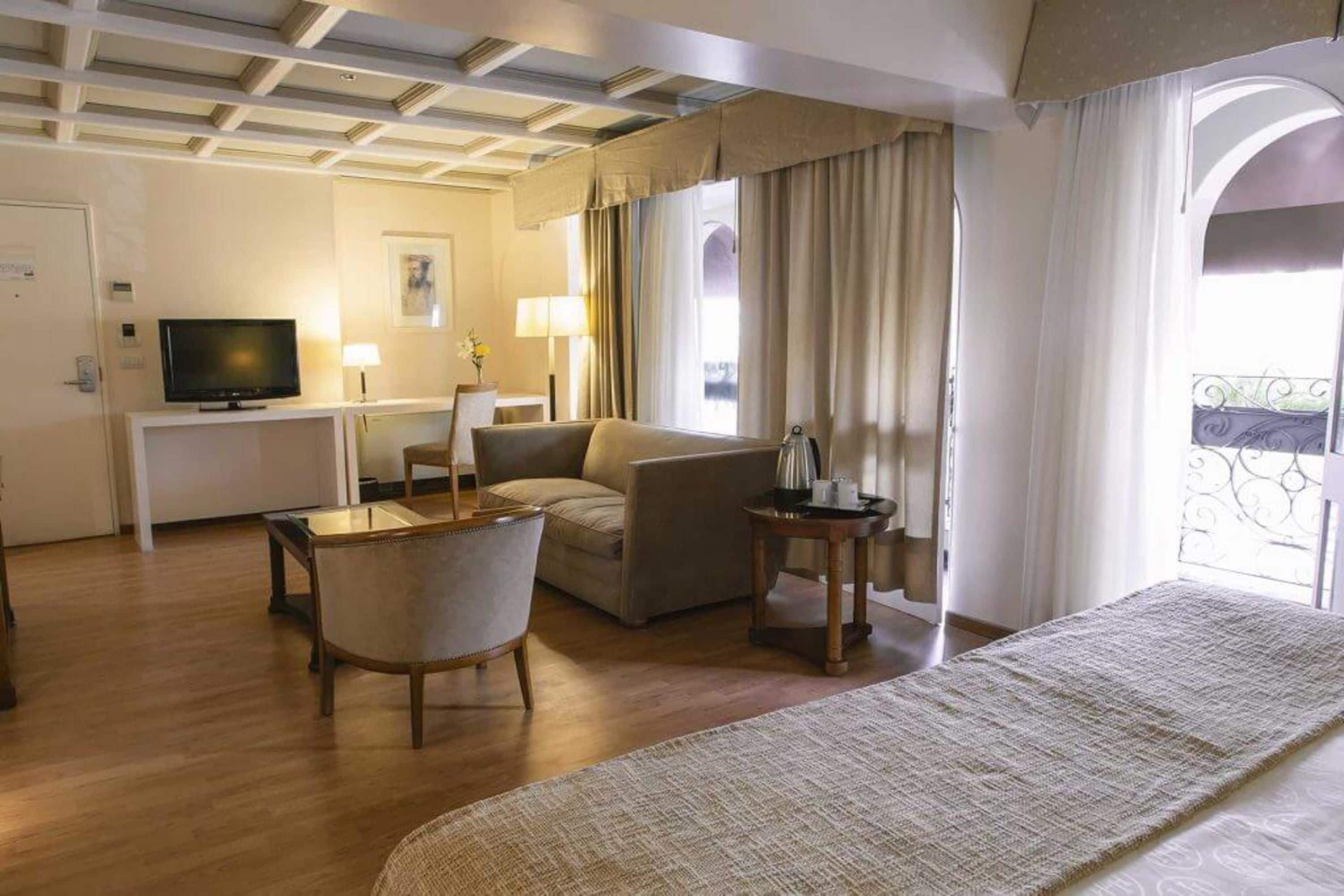 suite, 1 queen bed | premium bedding, down duvets, pillow-top beds, minibar