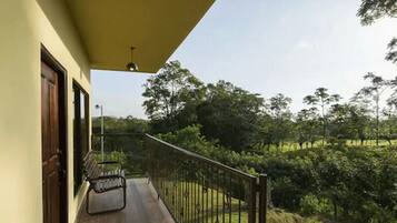 Habitación familiar, 2 habitaciones, cocina, vista a la montaña | Vista del balcón