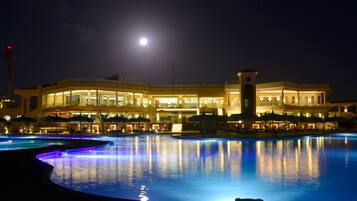 11 outdoor pools, pool umbrellas, sun loungers