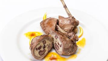 5 restaurantes; se sirve desayuno, almuerzo y cena; cocina internacional