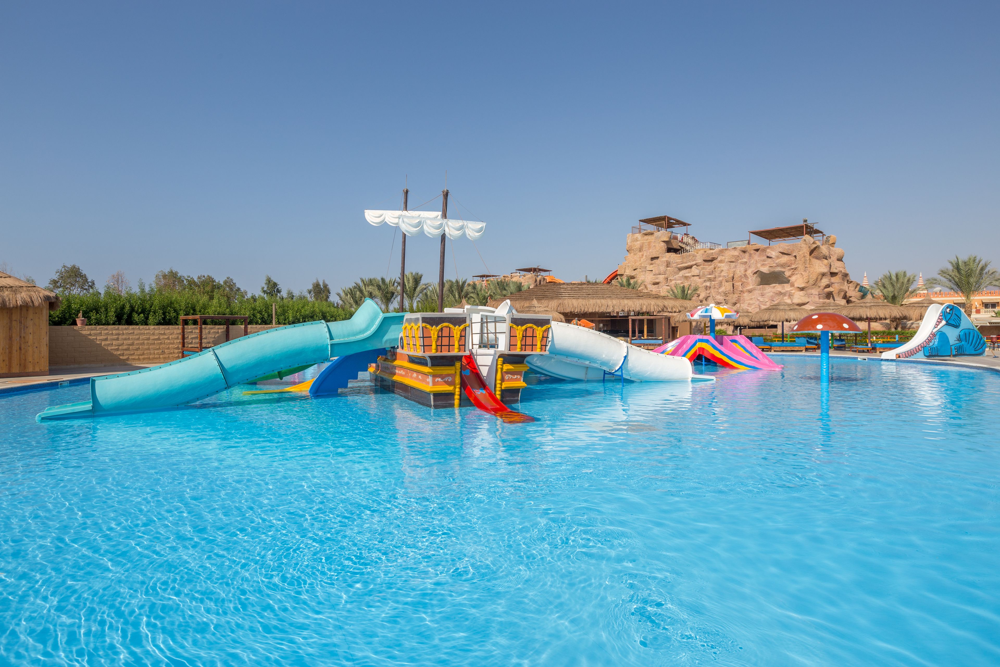 Ein Schwimmbecken mit Wasserrutschen und Spielgeräten.