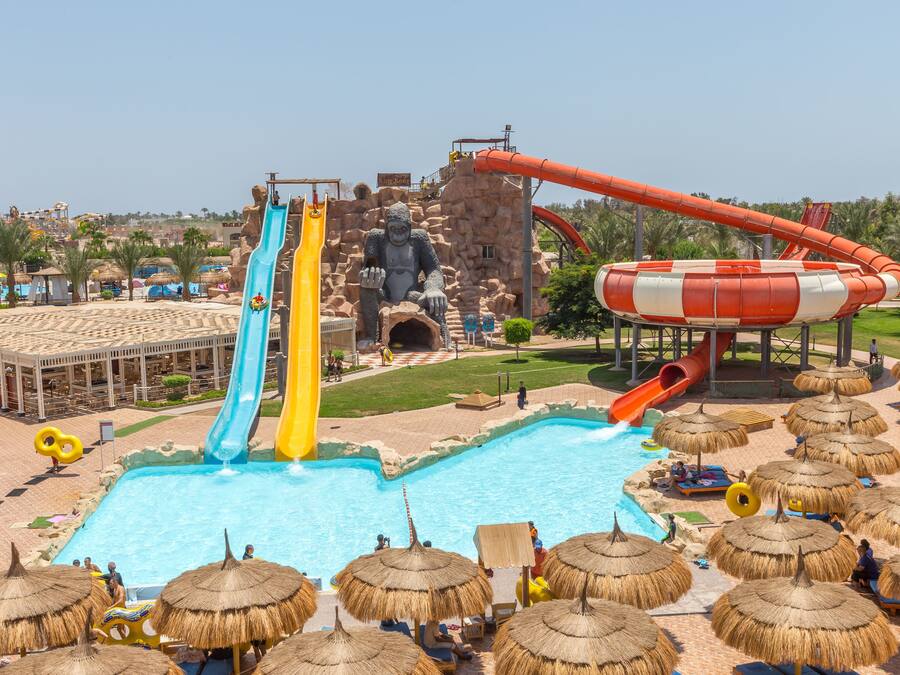 9 outdoor pools, sun loungers