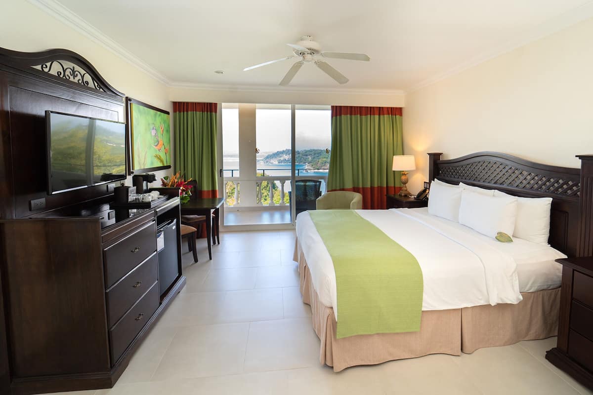 Premium Double Room | 1 bedroom, minibar, in-room safe, desk