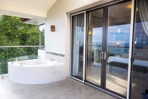 Vista Suite | Minibar, in-room safe, desk, laptop workspace