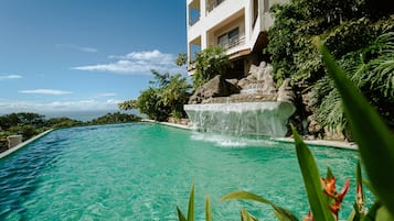 3 udendørs pools, åben fra kl. 07.00 til kl. 19.00, parasoller
