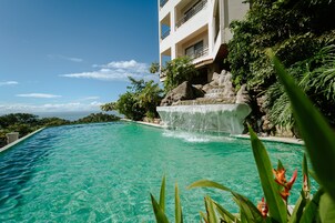 3 室外游泳池，07:00 至 19:00 开放，池畔遮阳伞，日光浴躺椅