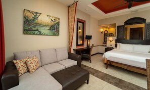 Minibar, in-room safe, desk, laptop workspace - Parador Nature Resort and Spa (Quepos)