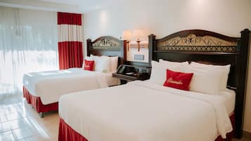 Chambre, terrasse, vue jardin | Minibar, coffres-forts dans les chambres, bureau