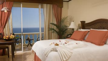 Minibar, coffres-forts dans les chambres, bureau