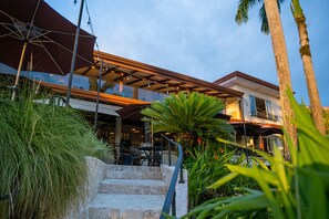 Breakfast, lunch, dinner served; international cuisine, ocean views 