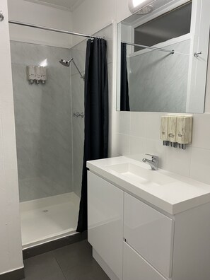Standard Family Room (1st Floor, Upstairs) | Bathroom | Shower, hair dryer, towels, soap - Best Westlander Motor Inn (Horsham)