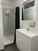 Quarto família (Standard, 1st Floor, Upstairs) | Banheiro | Chuveiro, secador de cabelo, toalhas de banho, sabonete